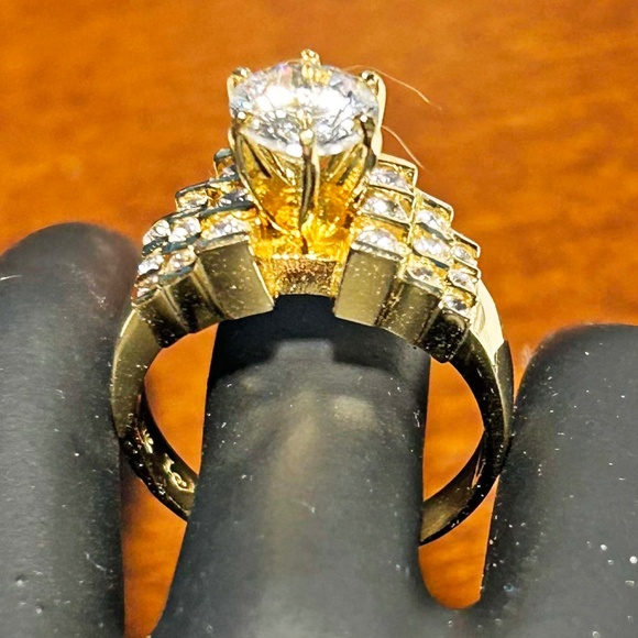 14kt GOLD RING 2 CT CUBIC ZIRCONIA, SIZE 9, 18 SIDE STONES, FACETED GEM ABOUT - Picture 5 of 5